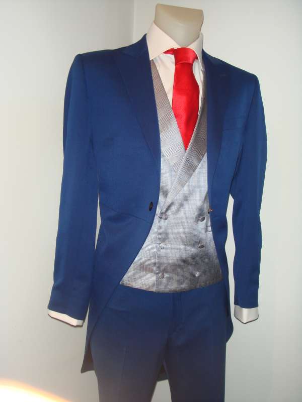 Chaqué azul claro con corbata roja y chaleco gris principe de gales. Boda 10, barrio de Salamanca, Madrid.