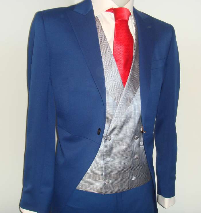 Chaqué azul claro con corbata roja y chaleco gris principe de gales. Boda 10, barrio de Salamanca, Madrid.