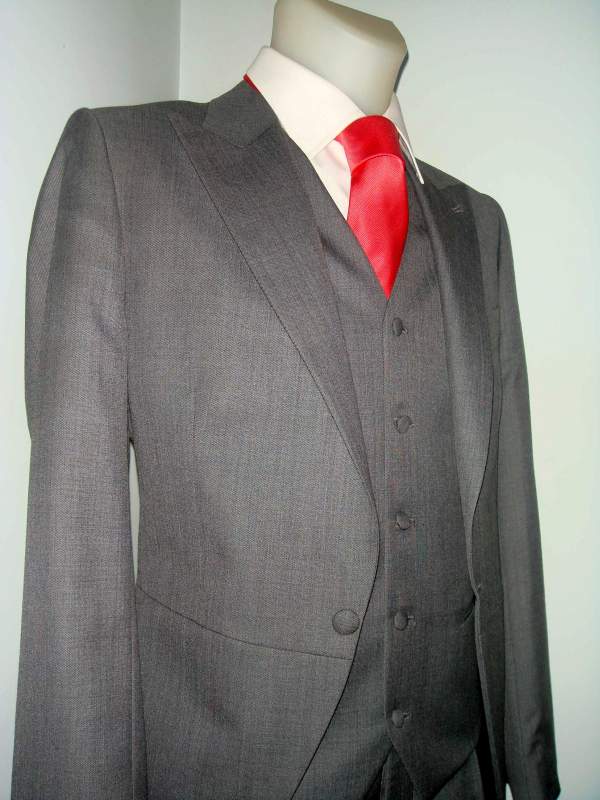 Chaqués grises venta y alquiler, con corbata roja. Boda 10, Madrid.
