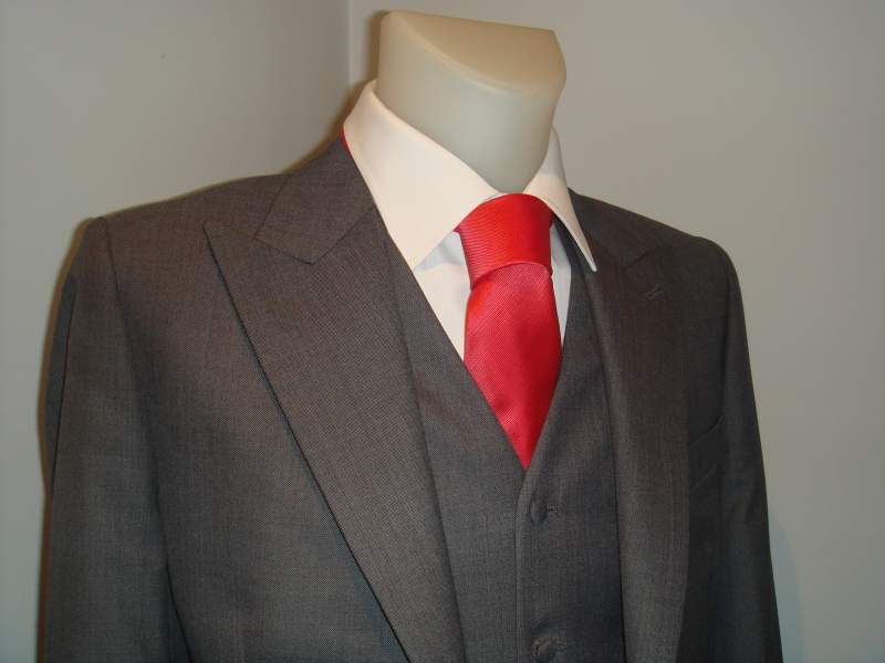 Chaqués grises venta y alquiler, con corbata roja. Boda 10, Madrid.