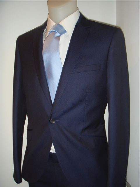 Traje de novio azul con corbata celeste en Boda 10, alquiler y venta en Barrio de Salamanca, Madrid