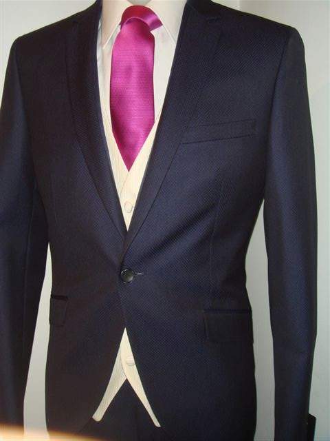 Traje de novio azul oscuro con corbata morada de Boda 10, alquiler y venta en Madrid, barrio de Salamanca