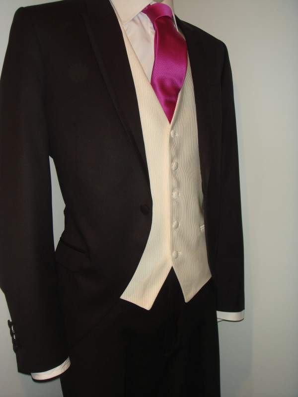 Vea más trajes de novio en la sección Alquiler y Venta de trajes de novio, en esta Web